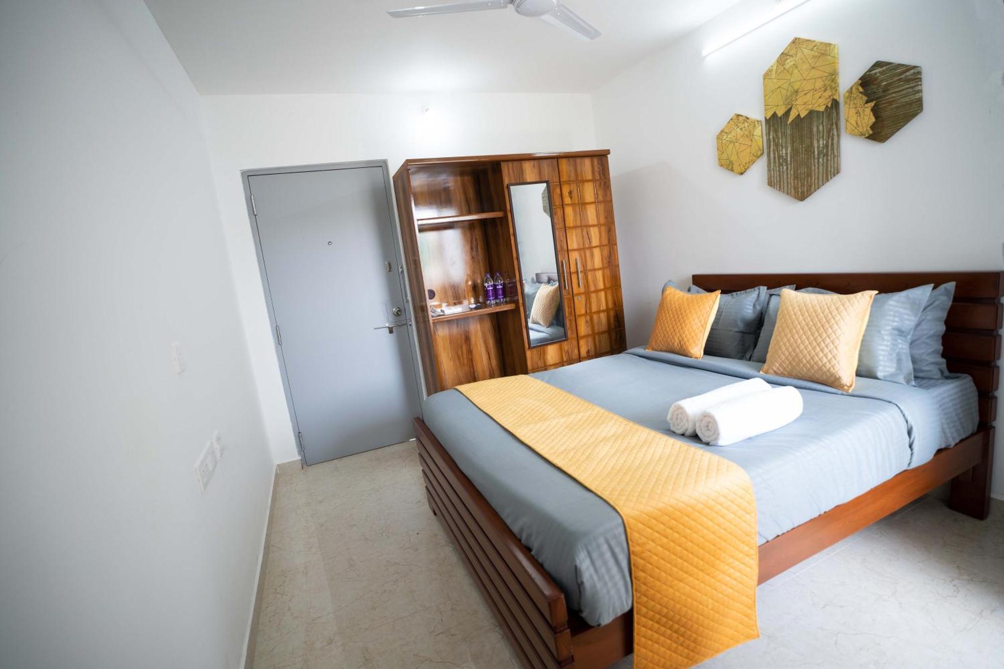 Yellow Bells Studios And Suites Gachibowli Екстериор снимка