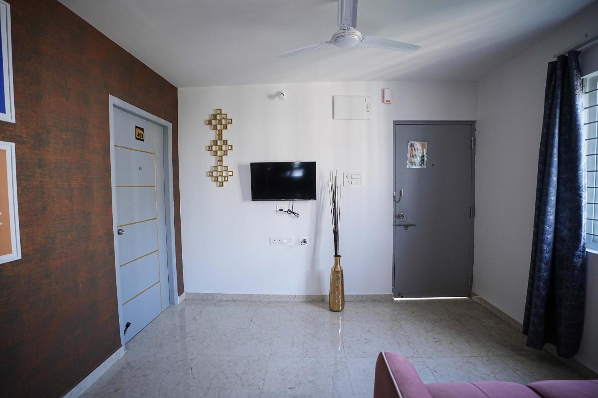 Yellow Bells Studios And Suites Gachibowli Екстериор снимка