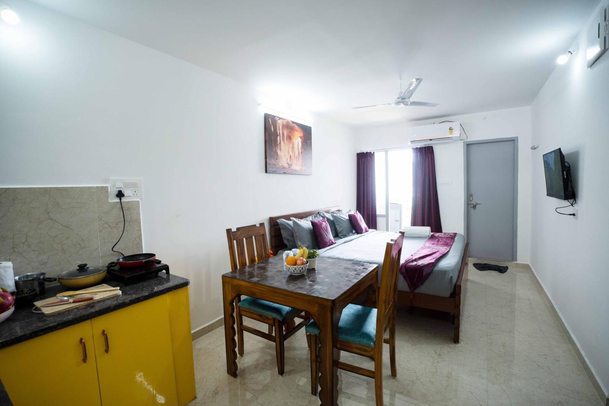 Yellow Bells Studios And Suites Gachibowli Екстериор снимка