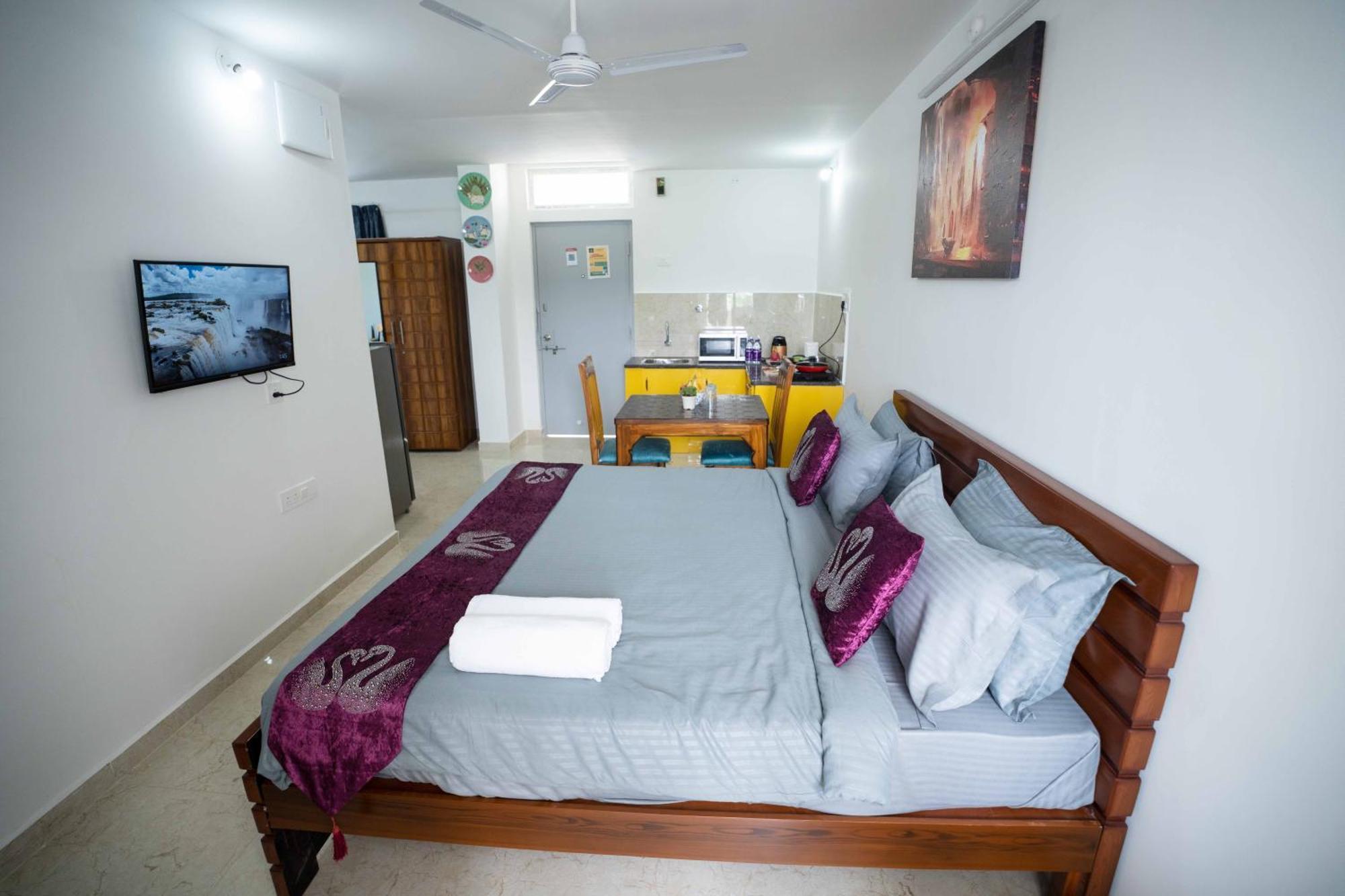 Yellow Bells Studios And Suites Gachibowli Екстериор снимка