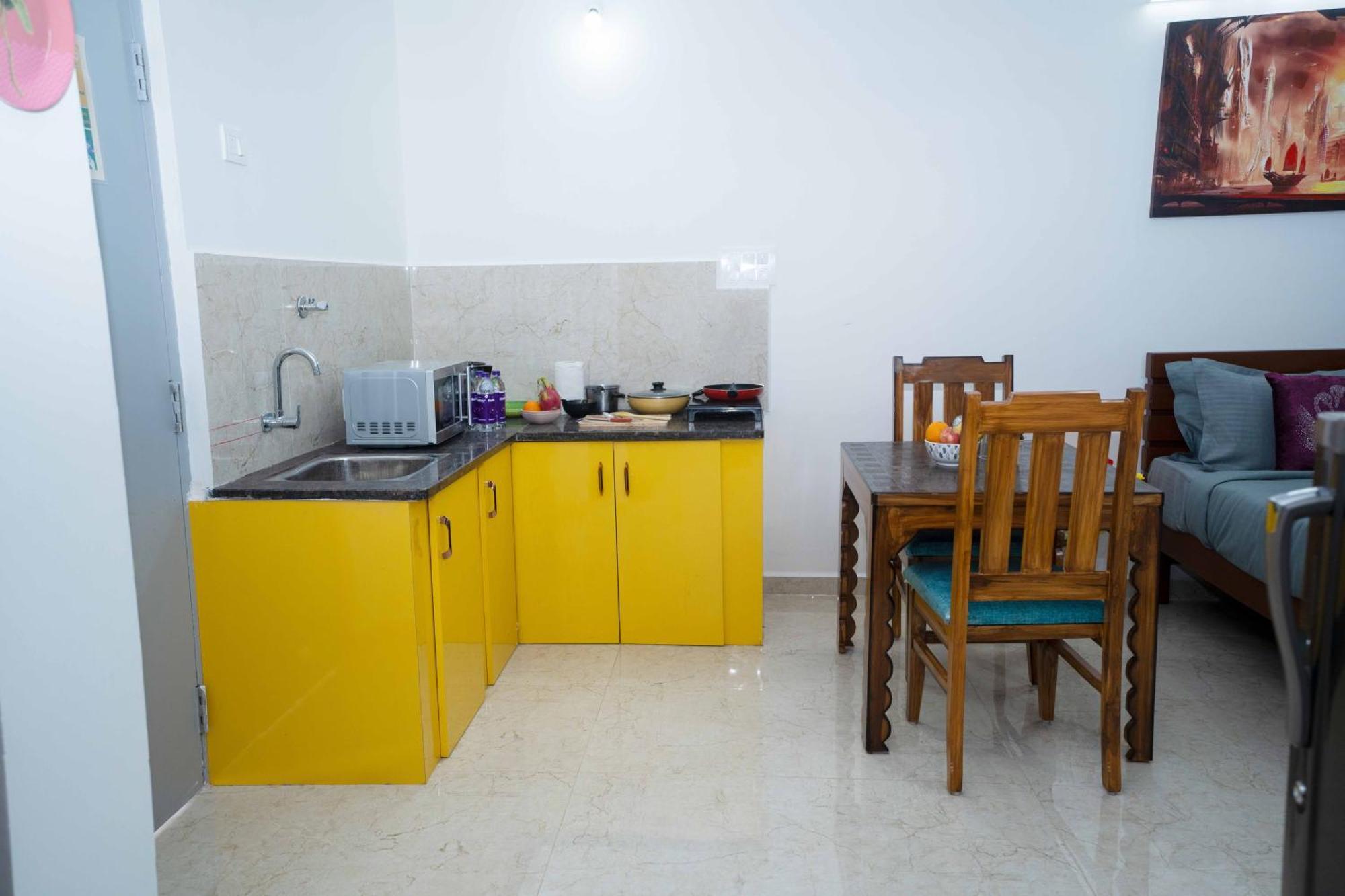 Yellow Bells Studios And Suites Gachibowli Екстериор снимка