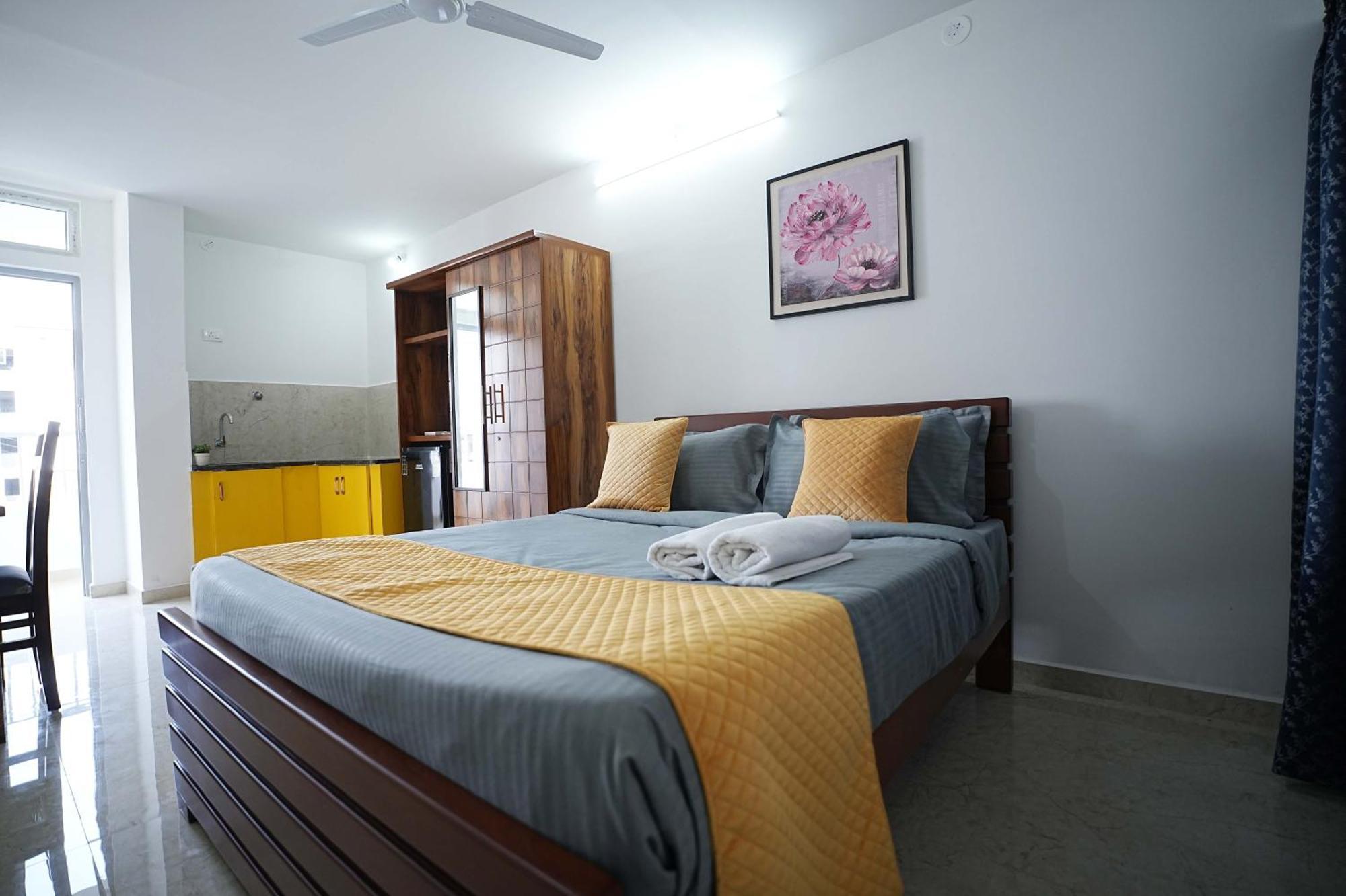 Yellow Bells Studios And Suites Gachibowli Екстериор снимка