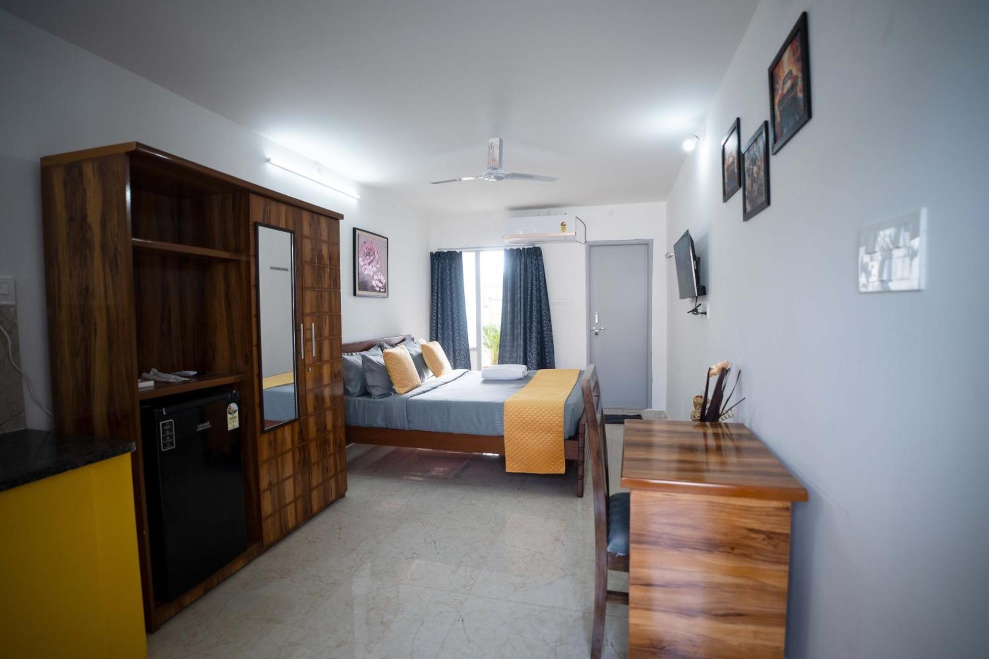 Yellow Bells Studios And Suites Gachibowli Екстериор снимка