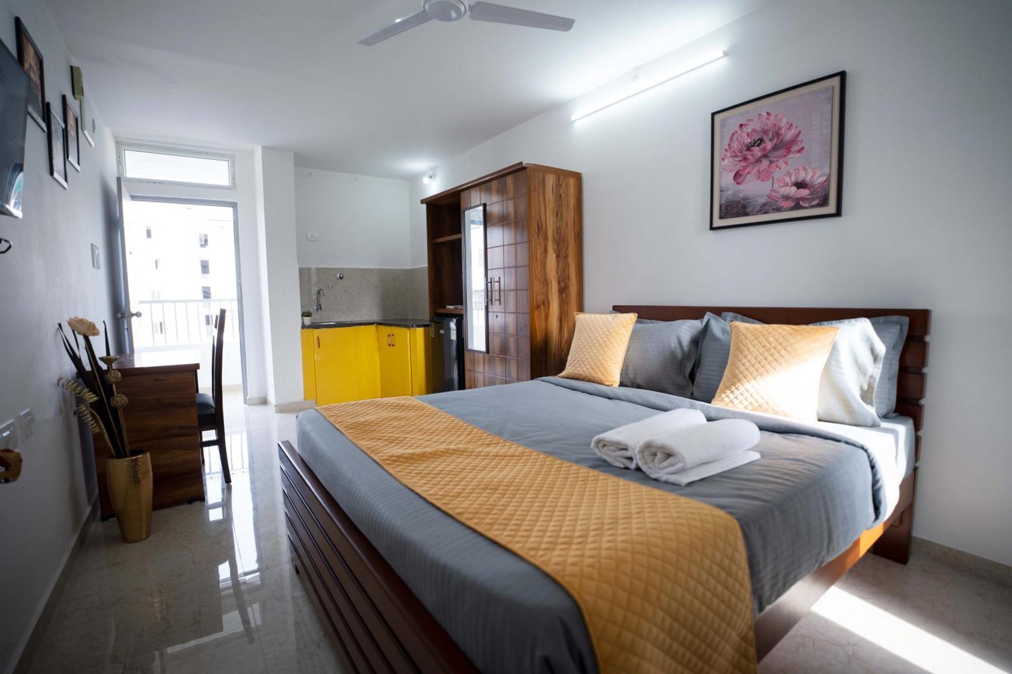 Yellow Bells Studios And Suites Gachibowli Екстериор снимка