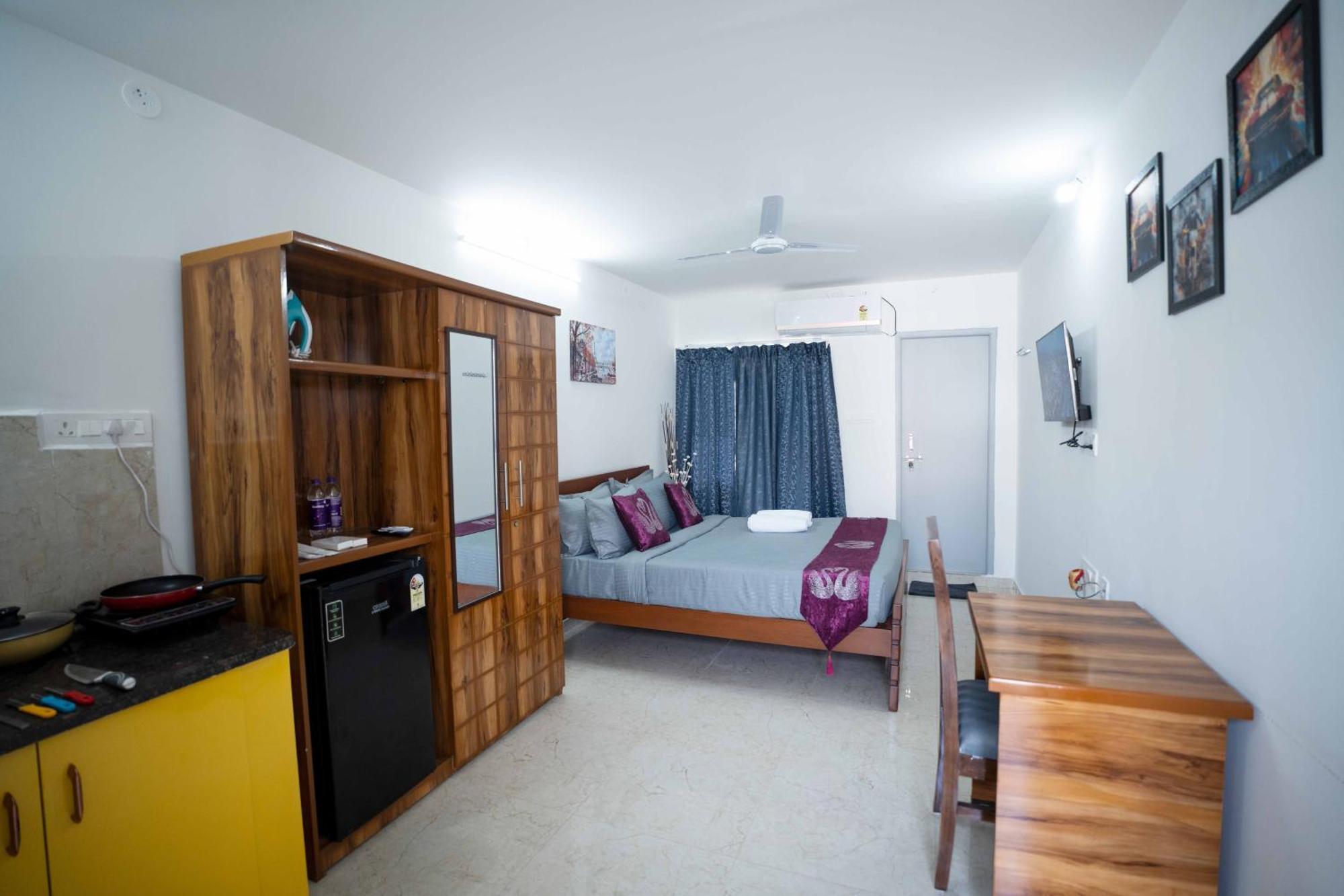 Yellow Bells Studios And Suites Gachibowli Екстериор снимка