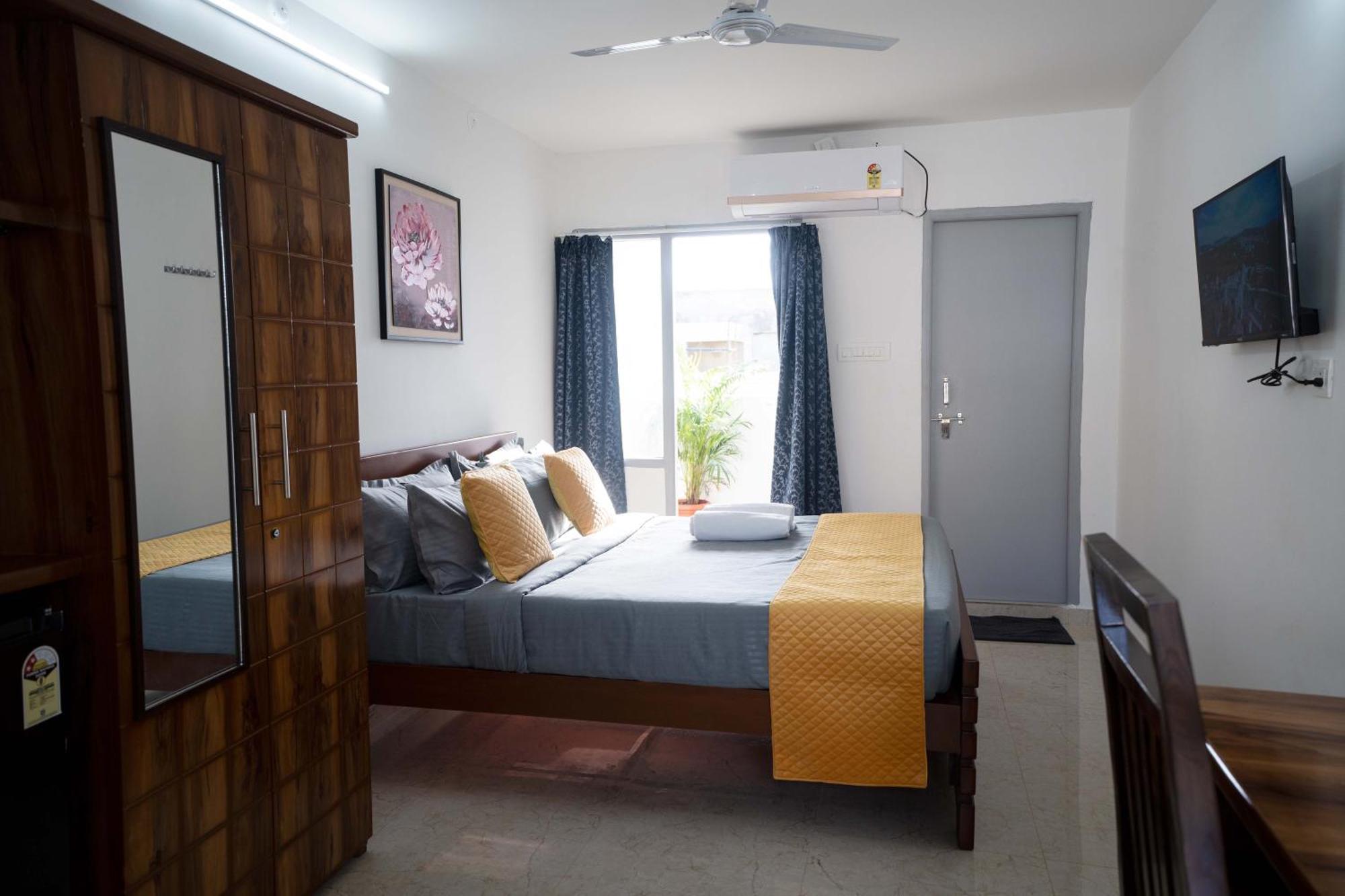 Yellow Bells Studios And Suites Gachibowli Екстериор снимка