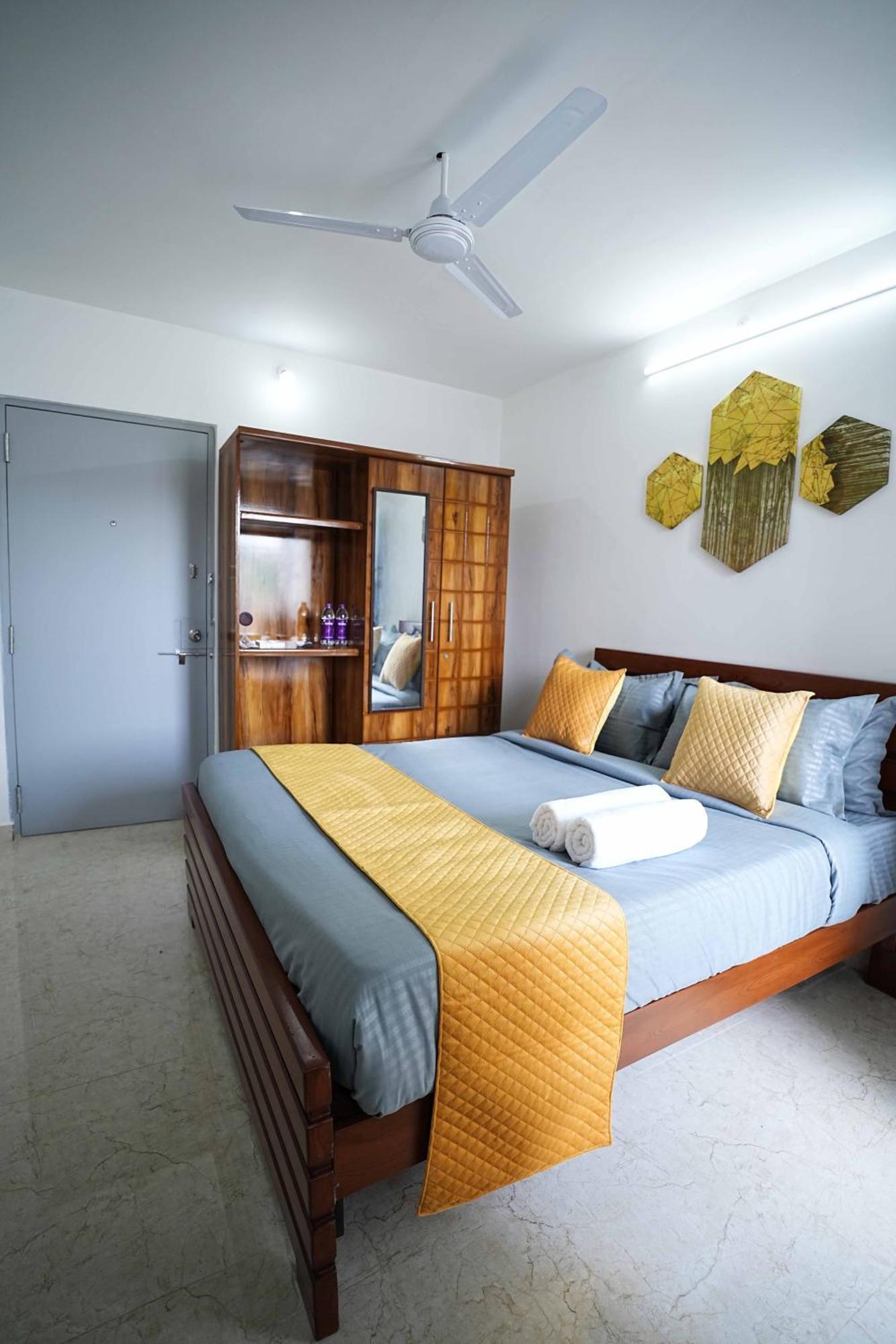 Yellow Bells Studios And Suites Gachibowli Екстериор снимка