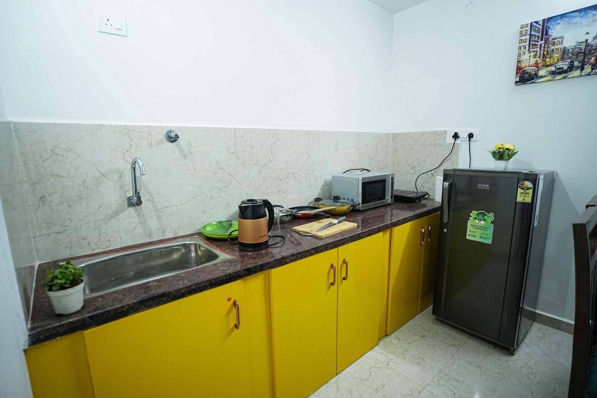 Yellow Bells Studios And Suites Gachibowli Екстериор снимка