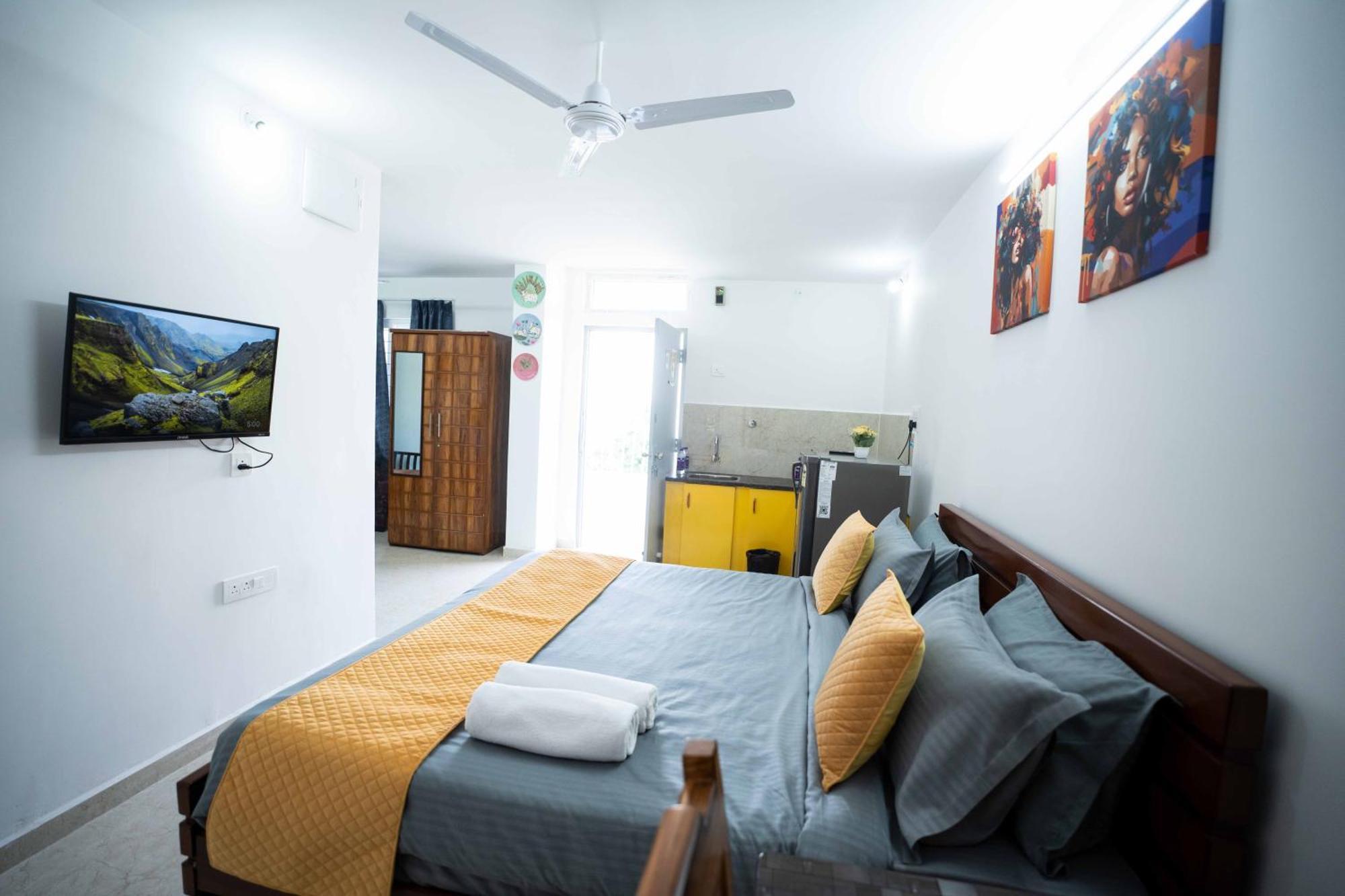 Yellow Bells Studios And Suites Gachibowli Екстериор снимка